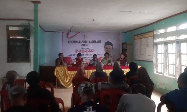 Anggota DPRD Sigi, Fadlin, mendengarkan aspirasi warga Desa Langaleso saat reses di Kantor Desa, Sabtu (23/8/2025).
