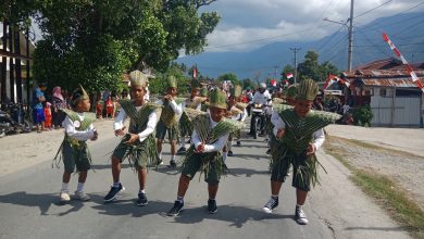 Siswa MI Alkhairaat Kotarindau tampil kreatif dengan busana anyaman daun kelapa di lomba gerak jalan HUT RI ke-80 Kecamatan Dolo.