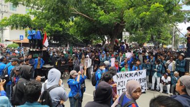 Mahasiswa Palu dan masyarakat berunjuk rasa di depan DPRD Sulawesi Tengah dengan membawa spanduk tuntutan pada Senin 1 September 2025.