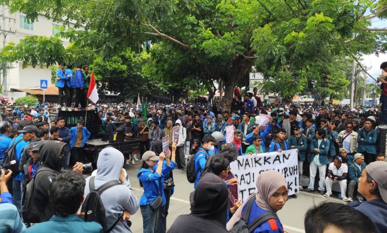 Mahasiswa Palu dan masyarakat berunjuk rasa di depan DPRD Sulawesi Tengah dengan membawa spanduk tuntutan pada Senin 1 September 2025.