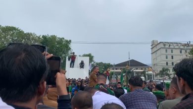 Wali Kota Palu Hadianto Rasyid menyampaikan pernyataan di hadapan massa aksi mahasiswa dan ojol di depan DPRD Sulawesi Tengah.