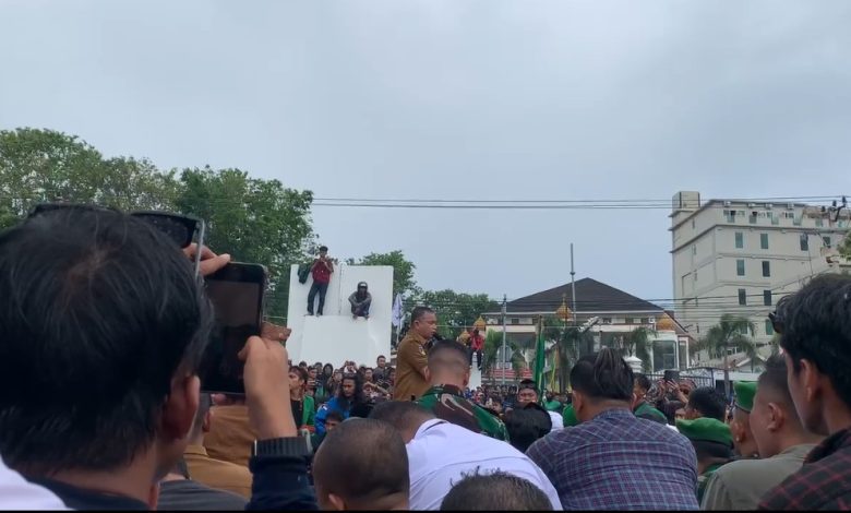 Wali Kota Palu Hadianto Rasyid menyampaikan pernyataan di hadapan massa aksi mahasiswa dan ojol di depan DPRD Sulawesi Tengah.
