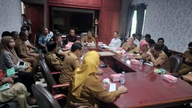 Wakil Bupati Parigi Moutong, H. Abdul Sahid memimpin langsung Rapat Pembahasan Normalisasi Sungai di tiga Desa, bertempat di Ruang Rapat Bupati Parigi Moutong. Senin (20/10/2025). (Foto: Dinas Kominfo Parigi Moutong)