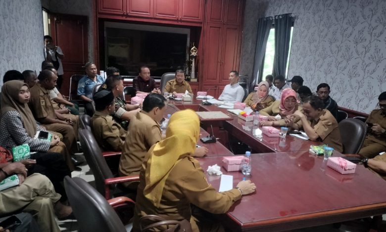 Wakil Bupati Parigi Moutong, H. Abdul Sahid memimpin langsung Rapat Pembahasan Normalisasi Sungai di tiga Desa, bertempat di Ruang Rapat Bupati Parigi Moutong. Senin (20/10/2025). (Foto: Dinas Kominfo Parigi Moutong)