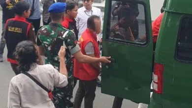 HB dibawa ke mobil tahanan Kejati Sulteng (Foto : Ikbal Borman)