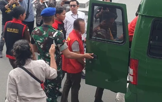 HB dibawa ke mobil tahanan Kejati Sulteng (Foto : Ikbal Borman)