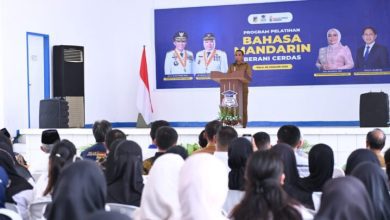 Gubernur Sulawesi Tengah Anwar Hafid membuka pelatihan Bahasa Mandarin di Yayasan Cahaya Ilmu Kreatif, Palu, Senin (5/1/2026). (Foto: in/bs/Ist)