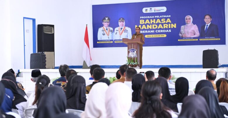 Gubernur Sulawesi Tengah Anwar Hafid membuka pelatihan Bahasa Mandarin di Yayasan Cahaya Ilmu Kreatif, Palu, Senin (5/1/2026). (Foto: in/bs/Ist)