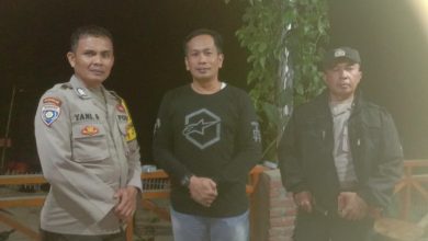 Bripka Yani S. bersama dua personel lainnya saat pengamanan malam pergantian tahun. (Foto: A6/INTERKINI.CO)