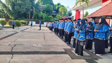 ASN dan PPPK Kementerian Agama Kota Tarakan mengikuti upacara peringatan Hari Amal Bhakti ke-80 di TMP Dwikora. (Foto: Dok. Interkini.co)