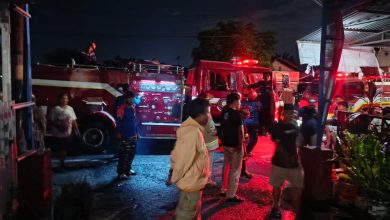 Petugas pemadam kebakaran dibantu warga berjibaku memadamkan api yang menghanguskan empat rumah di Jalan Lekatu, Kelurahan Tavanjuka, Kecamatan Tatanga, Kota Palu, Jumat malam (2/1/2026).