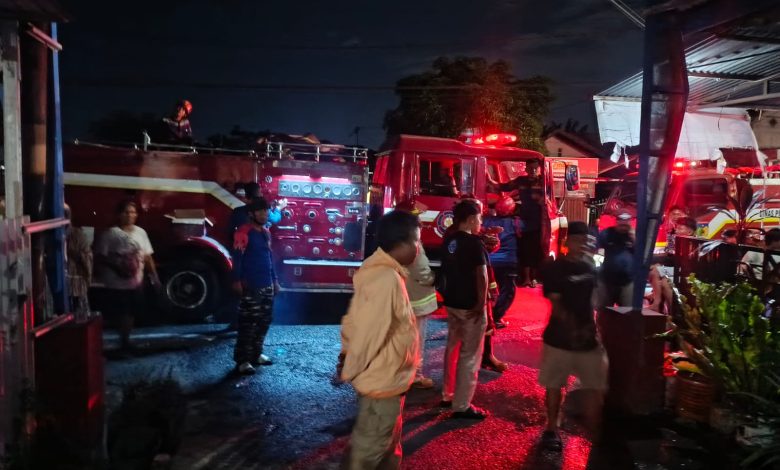 Petugas pemadam kebakaran dibantu warga berjibaku memadamkan api yang menghanguskan empat rumah di Jalan Lekatu, Kelurahan Tavanjuka, Kecamatan Tatanga, Kota Palu, Jumat malam (2/1/2026).