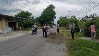 Polres Sigi menambal jalan rusak di Dolo untuk keselamatan warga. (Foto: a6/INTERKINI.CO)