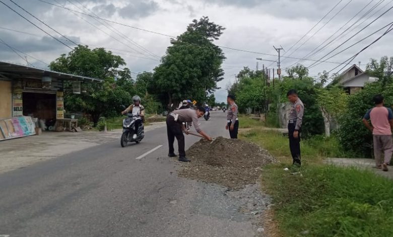 Polres Sigi menambal jalan rusak di Dolo untuk keselamatan warga. (Foto: a6/INTERKINI.CO)
