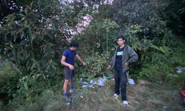 Sampah plastik terlihat di jalur pendakian Gunung Gawalise, dekat Batu Gantung. (Foto: tma6/INTERKINI.CO)