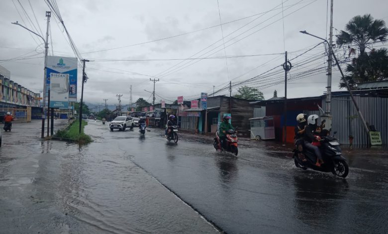 Luapan air di Jalan Karanjalembah, Palu, saat hujan deras. (Foto: ai5/INTERKINI.CO)