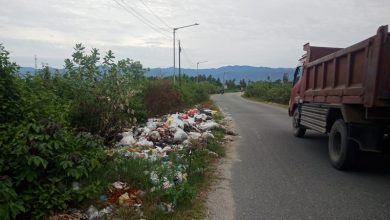 Tumpukan sampah rumah tangga terlihat di ruas jalan penghubung Desa Kota Pulu, Kecamatan Dolo, dan Desa Beka, Kecamatan Marawola, tak jauh dari jembatan penyeberangan. (Foto: INTERKINI.CO)