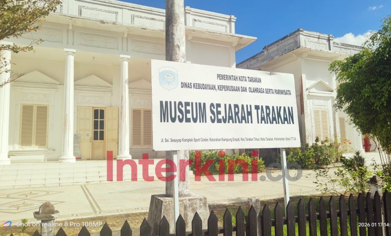 Tampak depan Museum Sejarah Tarakan yang menampilkan bangunan bergaya Eropa sebagai destinasi wisata edukatif di Kota Tarakan, Kalimantan Utara. (INTERKINI.CO)