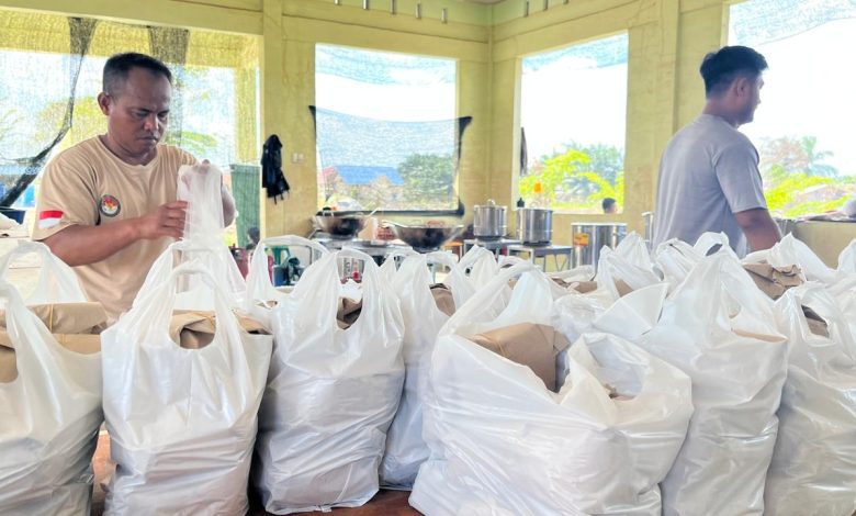 Dapur Umum yang dikelola Institut Pemerintahan Dalam Negeri (IPDN) di Aceh Tamiang