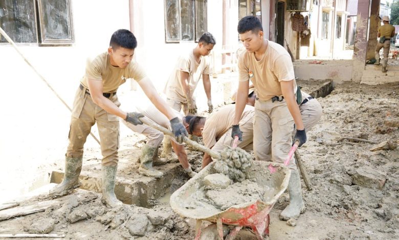 Proses pembersihan Kantor Dinas Kesehatan (Dinkes) Kabupaten Aceh Tamiang