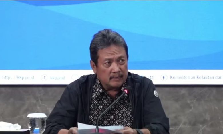 Menteri Kelautan dan Perikanan Sakti Wahyu Trenggono menyampaikan keterangan pers terkait insiden pesawat ATR PK-THT dalam konferensi pers, Sabtu (17/1/2026) malam. (Screenshot YouTube KKP)