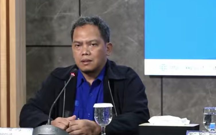 Direktur Utama PT Indonesia Air Transport (IAT) Adi Triwibowo menyampaikan keterangan pers terkait insiden pesawat ATR PK-THT dalam konferensi pers, Sabtu (17/1/2026) malam. (Screenshot YouTube KKP)