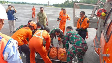 Tim SAR gabungan evakuasi jenazah korban pesawat ATR 42-500 dari jurang 200 meter di Maros–Pangkep menggunakan helikopter Basarnas, Rabu, (22/1/2026 (Foto : Basarnas).