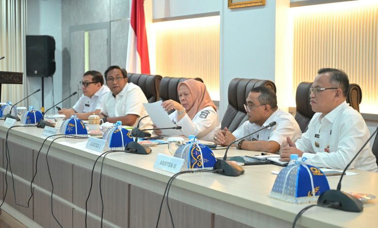 Wakil Gubernur Sulawesi Tengah, Reny A. Lamadjido, memimpin rapat koordinasi Command Center Berani Samporoa di Ruang Polibu, Rabu, 21 Januari 2025