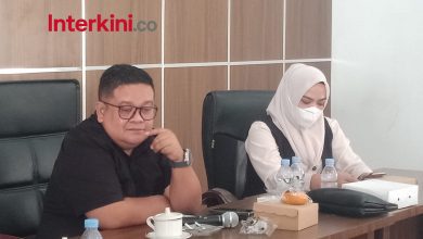 Ketua Komisi III DPRD Sigi Herman Latabe (kiri) bersama anggota Komisi III Irma Hafliyanti Yangka saat rapat dengar pendapat dengan OPD mitra kerja di Kantor DPRD Sigi, Selasa, 20 Januari 2025. (Foto: INTERKINI.CO)