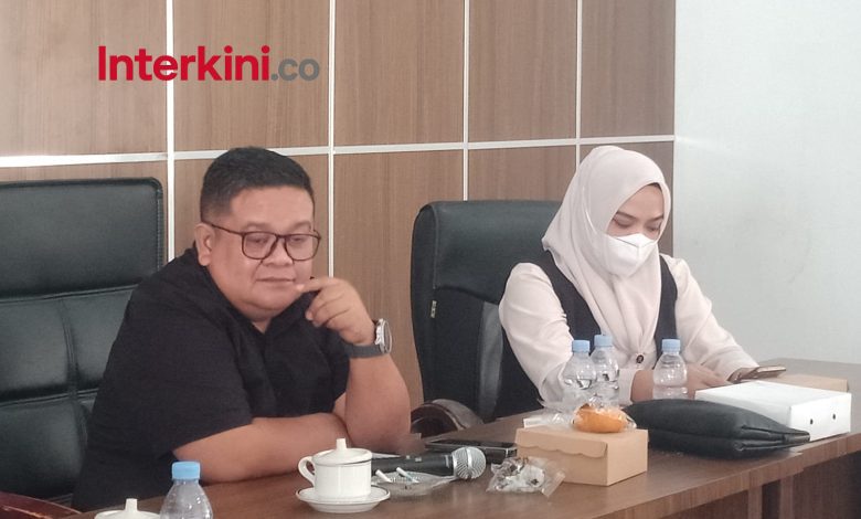 Ketua Komisi III DPRD Sigi Herman Latabe (kiri) bersama anggota Komisi III Irma Hafliyanti Yangka saat rapat dengar pendapat dengan OPD mitra kerja di Kantor DPRD Sigi, Selasa, 20 Januari 2025. (Foto: INTERKINI.CO)