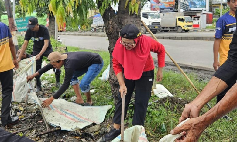 Ketua Fraksi PDI Perjuangan DPRD Lamongan, Erna Sujarwati, saat kerja bakti membersihkan sampah di Kali Konang, Babat, Jumat, 23 Januari 2026. (Foto: rls.w/In.ist)
