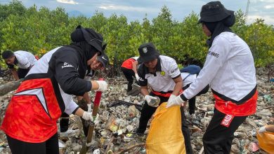 Basarnas Palu ikut ambil bagian dalam pra-acara HPSN 2026 dengan menggelar aksi bersih pantai di kawasan mangrove Dupa, Kelurahan Layanan Indah, Kota Palu, Jumat, (30/1/2026) (Foto : Basarnas).