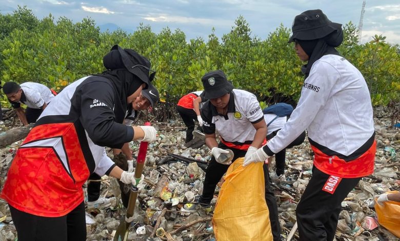 Basarnas Palu ikut ambil bagian dalam pra-acara HPSN 2026 dengan menggelar aksi bersih pantai di kawasan mangrove Dupa, Kelurahan Layanan Indah, Kota Palu, Jumat, (30/1/2026) (Foto : Basarnas).