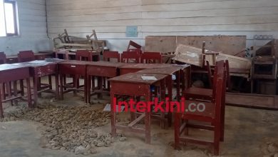 Ruang kelas SD Negeri Tokelemo di Desa Lembantongoa, Kabupaten Sigi, Sulawesi Tengah, rusak dan tetap digunakan siswa untuk belajar. (Interkini.co)