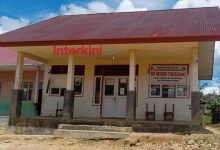 Keterbatasan ruang membuat perpustakaan SD Negeri Tokelemo di Sigi difungsikan sebagai kantor sementara guru. (Foto: INTERKINI.CO)