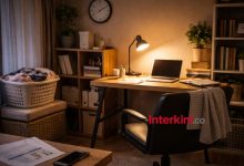 Ilustrasi ruang kerja rumah yang memperlihatkan pertemuan aktivitas bisnis dan domestik.