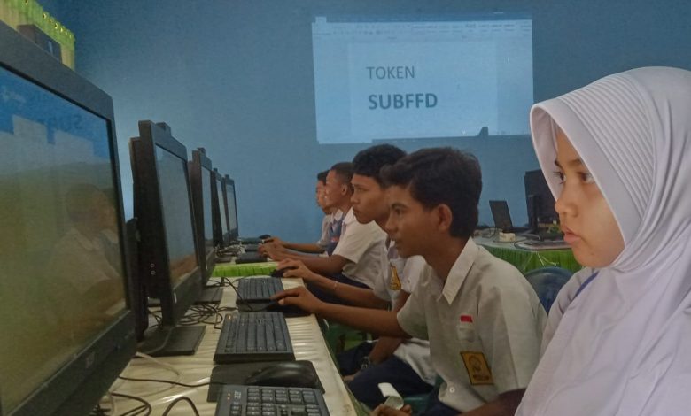 Siswa kelas IX SMP Negeri 4 Sigi mengikuti simulasi Tes Kemampuan Akademik (TKA). (Foto: INTERKINI.CO)