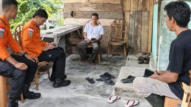 Basarnas Palu berkoordinasi dengan keluarga korban di Desa Walatana, Sigi.