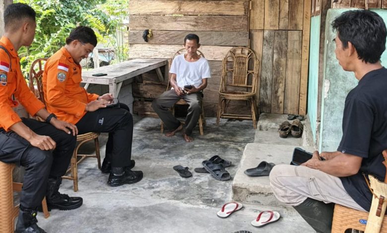 Basarnas Palu berkoordinasi dengan keluarga korban di Desa Walatana, Sigi.