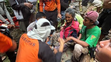 Tim SAR Basarnas Palu mengevakuasi korban hilang di perkebunan Walatana, Sigi. Korban ditemukan selamat, Jumat, 27 Februari 2026. (Foto: Dok. Basarnas Palu)
