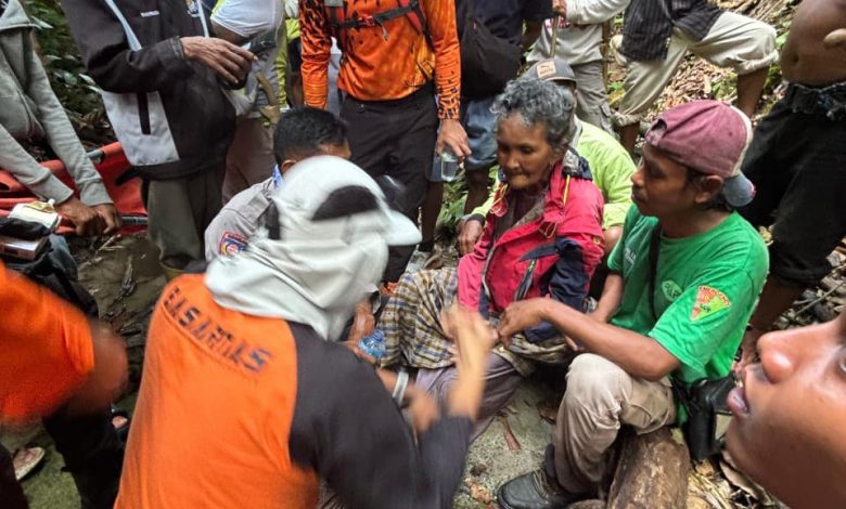 Tim SAR Basarnas Palu mengevakuasi korban hilang di perkebunan Walatana, Sigi. Korban ditemukan selamat, Jumat, 27 Februari 2026. (Foto: Dok. Basarnas Palu)