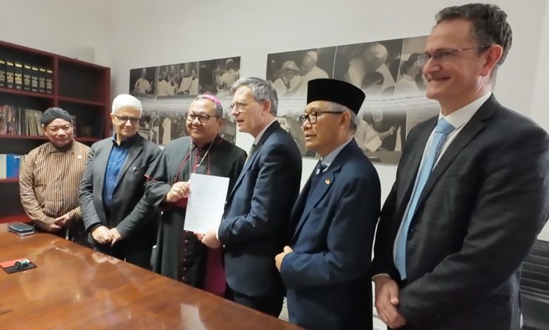 Penandatanganan kerja sama penggunaan Bahasa Indonesia di Vatican News oleh perwakilan Vatikan dan Indonesia, Rabu (25/3/2026). (Foto: Istimewa)