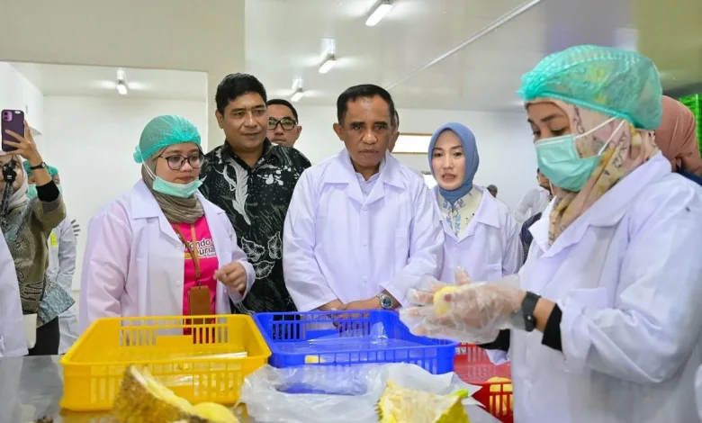 Gubernur Sulawesi Tengah Anwar Hafid meresmikan fasilitas packing house durian di Parigi. (Foto: ISTIMEWA)
