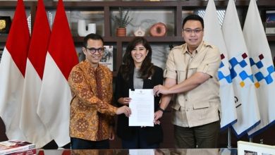 Menkomdigi Meutya Hafid bersama Wamenkomdigi Nezar Patria dan Angga Raka Prabowo menunjukkan salinan Permenkomdigi No.9/2026 tentang pelindungan anak di ruang digital. (Foto: Kemkomdigi/Infopublik.id)