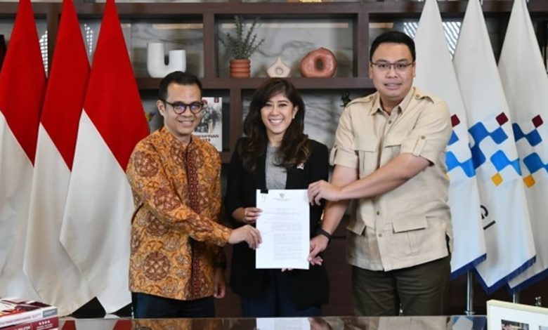 Menkomdigi Meutya Hafid bersama Wamenkomdigi Nezar Patria dan Angga Raka Prabowo menunjukkan salinan Permenkomdigi No.9/2026 tentang pelindungan anak di ruang digital. (Foto: Kemkomdigi/Infopublik.id)