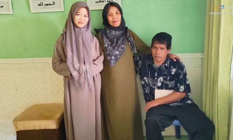 Azifah Azzahrah bersama kedua orang tuanya di Tarakan. (Foto: ss/INKALTARA.CO)