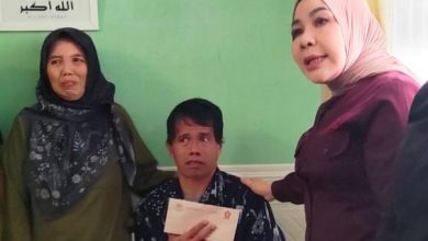 Foto: Orang tua santri Azifah Azzahrah bersama Anggota DPR RI Rahmawati, Ahad (1/3/2026). Foto: ss/INTERKINI.CO