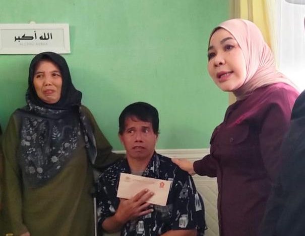 Foto: Orang tua santri Azifah Azzahrah bersama Anggota DPR RI Rahmawati, Ahad (1/3/2026). Foto: ss/INTERKINI.CO