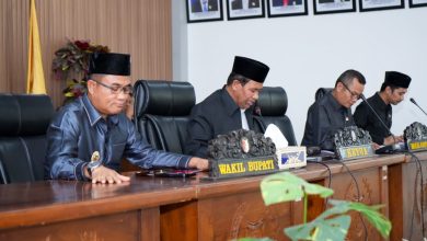 Ketua DPRD Kabupaten Sigi, Minhar Tjeho, memimpin Rapat Paripurna Kedua Masa Persidangan Kedua Tahun 2025–2026 di Aula DPRD Sigi.