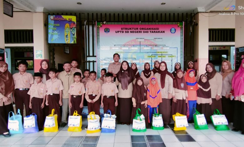 Siswa penerima zakat bersama guru usai penyaluran paket sembako di UPTD SD Negeri 040 Tarakan, Tarakan, Sabtu (7/3/2026). (Foto: SS / INTERKINI.CO)